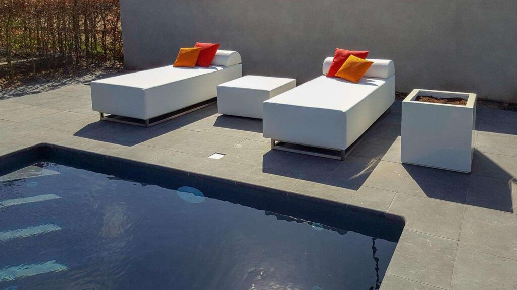 double outdoor chaise lounge